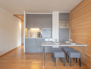 Refrigerador, microondas, lavavajillas y cafetera y tetera