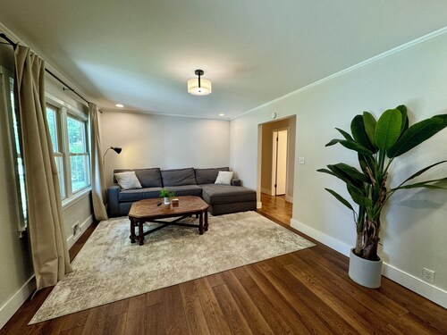 Campus Den on Poplar St.