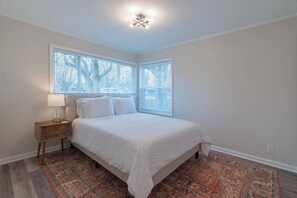 3 habitaciones, tabla de planchar con plancha y cuna de viaje 