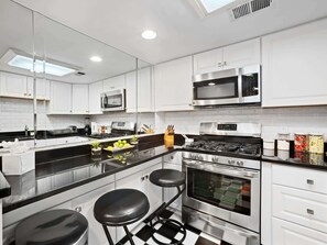 Een koelkast, een microgolfoven, een oven, een kookplaat