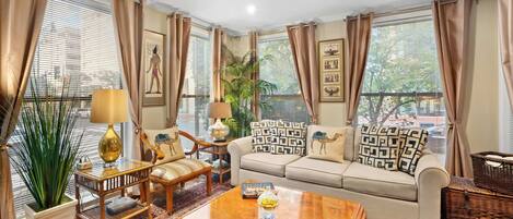 Smart-TV, Kamin, Bücher, Arbeitsbereiche