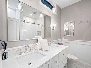 Douche, sèche-cheveux, serviettes fournies, savon