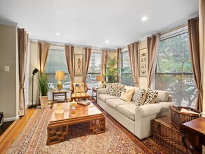 Smart-TV, Kamin, Bücher, Arbeitsbereiche