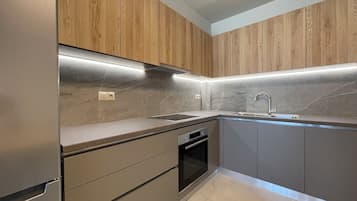 Geladeira grande, fogão, cooktop, chaleira elétrica