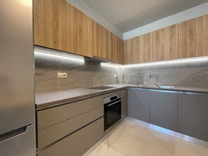 Großer Kühlschrank, Ofen, Herdplatte, Wasserkocher