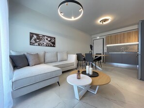 Apartamento luxo | Área de estar | Smart TV 49 polegadas com canais digitais