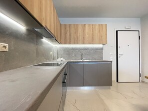 Refrigerador con congelador, horno y parrilla de estufa 