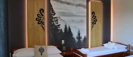 Habitación cuádruple, balcón, vista a la montaña | Tabla de planchar con plancha y wifi gratis