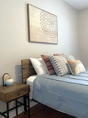 2 bedrooms, iron/ironing board, WiFi, bed sheets - Orange Crush Cottage- Downtown, Beaches, & Dining (Wilmington)