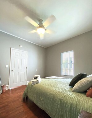 2 bedrooms, iron/ironing board, WiFi, bed sheets - Orange Crush Cottage- Downtown, Beaches, & Dining (Wilmington)