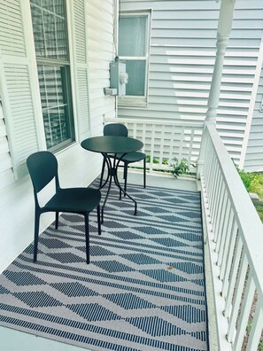 Outdoor dining - Orange Crush Cottage- Downtown, Beaches, & Dining (Wilmington)