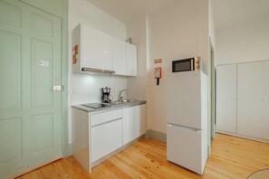 Studio Confort | Cuisine privée | Réfrigérateur, four à micro-ondes, surface de cuisson
