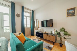 Comfort Studio | Living area | TV - Downtown Suites by Vacationy (Porto)