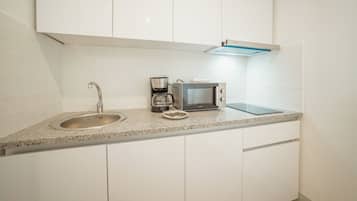 Refrigerador, microondas, parrilla de estufa y tetera eléctrica