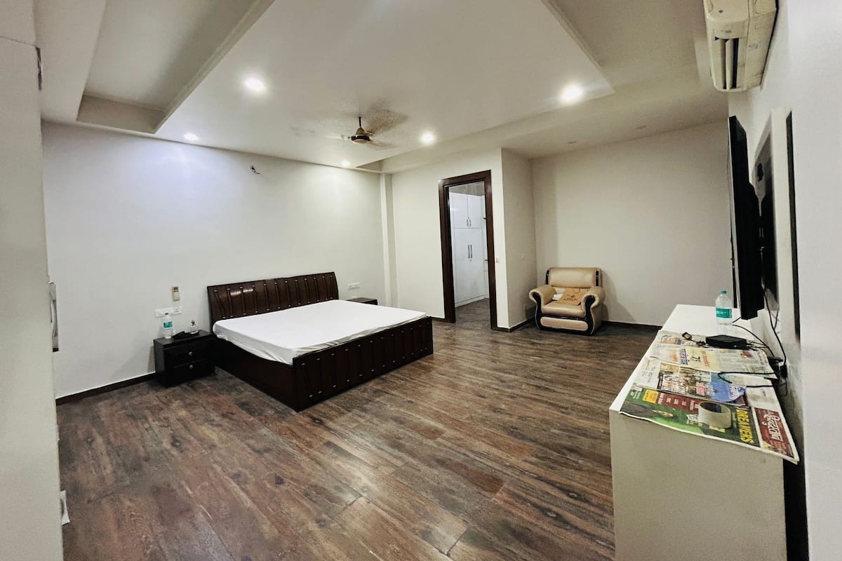 In-room safe, laptop workspace, blackout curtains, soundproofing