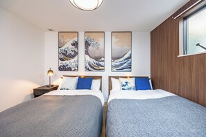 Familiehus | 3 soverom, blendingsgardiner, strykejern/-brett og wi-fi (inkludert)