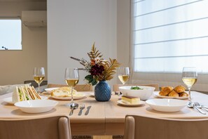 Familienhaus | Essbereich im Zimmer