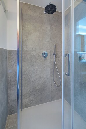 Hair dryer, bidet, towels, soap - Luxury Abode of the Bear  (Roma)