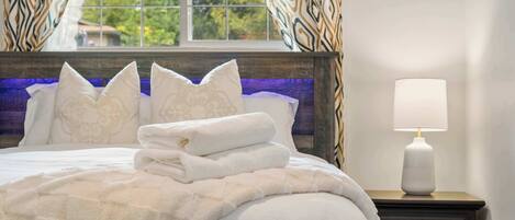 2 chambres, bureau, fer et planche Ă repasser, lit parapluie