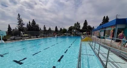 Serenity by the Green: Yoga, Near Championship Golf - 2BR, FREE Banff Pass