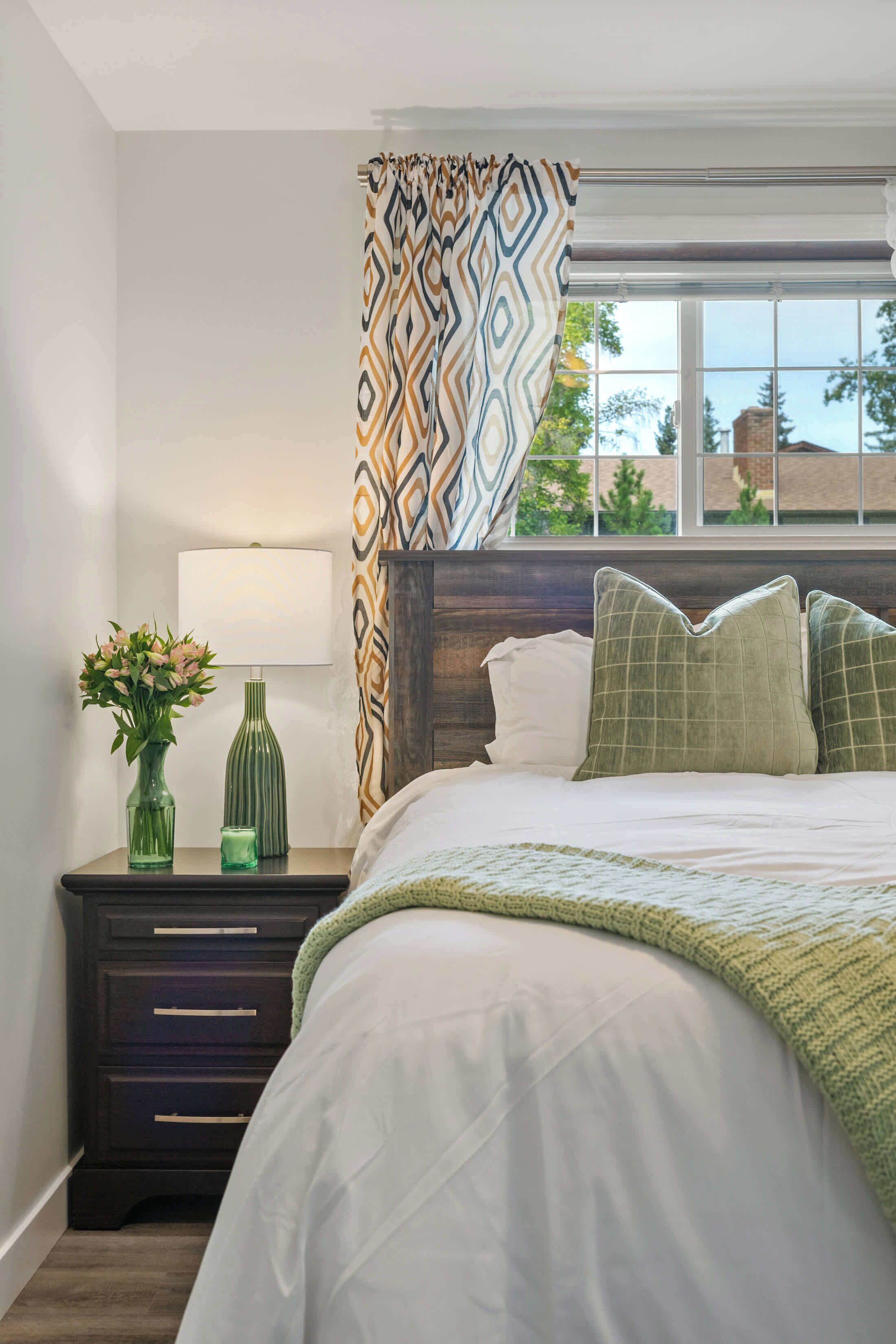 2 chambres, bureau, fer et planche à repasser, lit parapluie