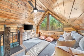 تلفزيون، مدفأة، مكتب