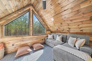 تلفزيون، مدفأة، مكتب