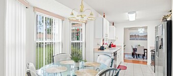 Charming 3-bedroom house with POOL, Firepit & WiFi / close to beach