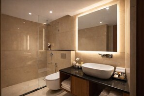 Superior Room | Bathroom | Shower, free toiletries, towels, soap - GREEN MOUNTAIN RESORT - Guna (Guna)