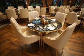 Restaurant - GREEN MOUNTAIN RESORT - Guna (Guna)