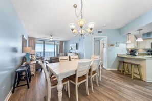 Bloc d'apartaments destacat, 3 dormitoris, no fumadors, balcó | Zona de menjador de l'habitació