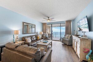 Signature Condo, 3 Bedrooms, Non Smoking, Balcony | Living room | Smart TV