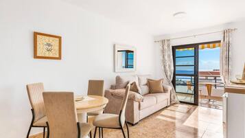 Apartamento | Zona de estar | Una televisión