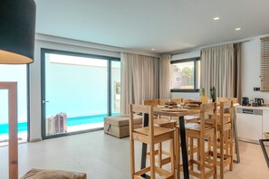 Villa – deluxe, 3 soverom, privat basseng, sjøutsikt | Oppholdsområde | En 50-tommers smart-TV med digitale kanaler samt Netflix