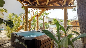 Deluxe Tree House, 1 King Bed, Private Bathroom, Sea View | Private spa tub