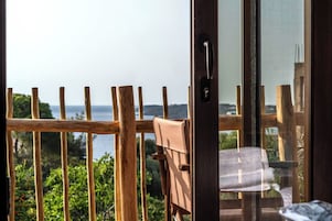 Deluxe Tree House, 1 King Bed, Private Bathroom, Sea View | Premium bedding, in-room safe, blackout drapes, soundproofing