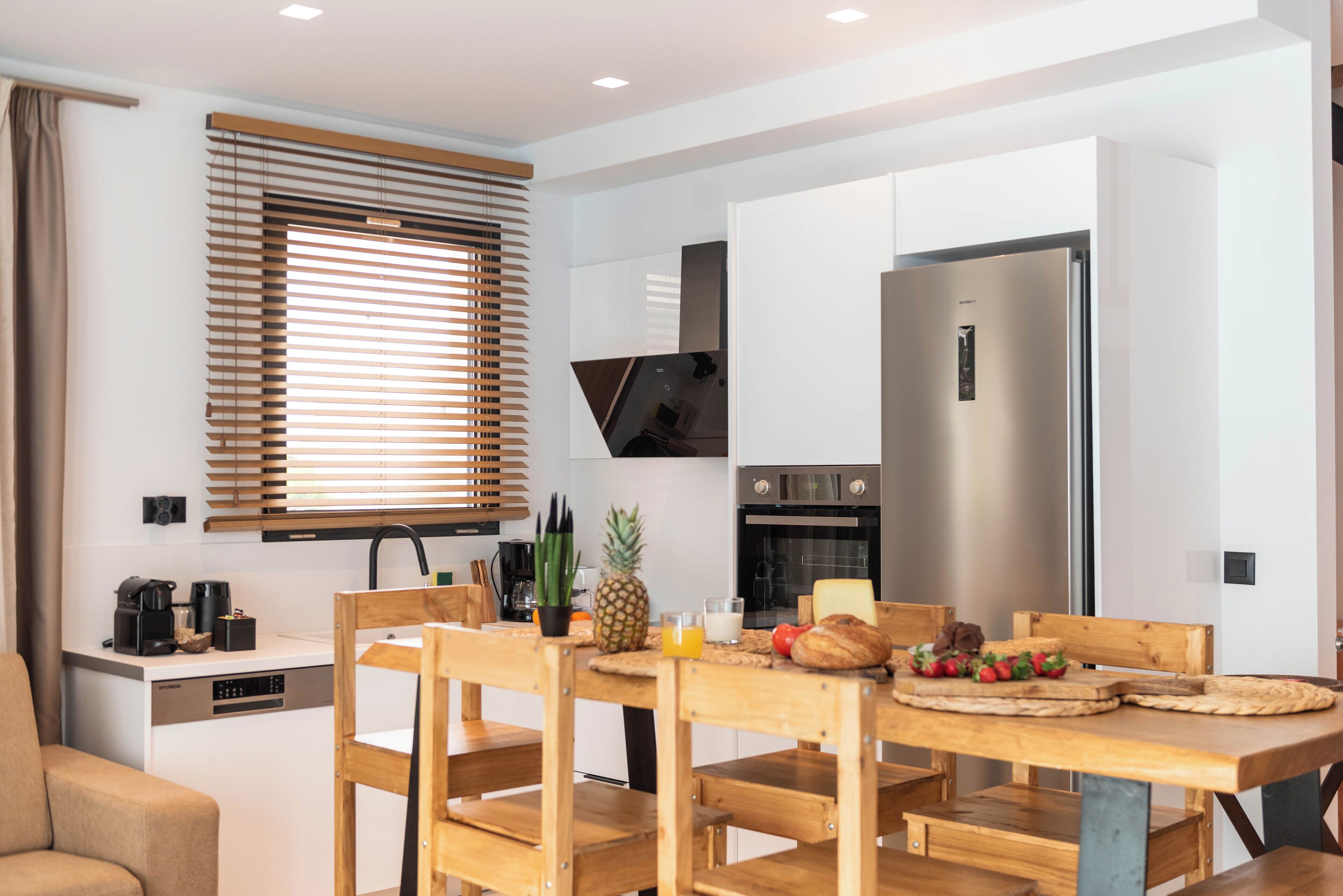 Villa Deluxe, 3 habitaciones, piscina privada, vistas al mar | Cocina privada | Máquina de café espresso, cafetera o tetera y hervidor eléctrico