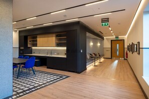 Lemari es besar, oven, kompor, dan mesin pencuci piring