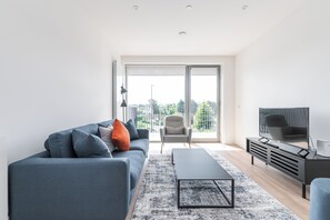Leilighet – deluxe, balkong | Oppholdsområde | TV