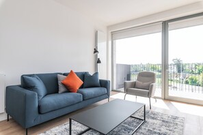 Leilighet – deluxe, balkong | Oppholdsområde | TV