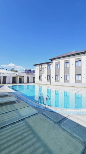 Una piscina al aire libre