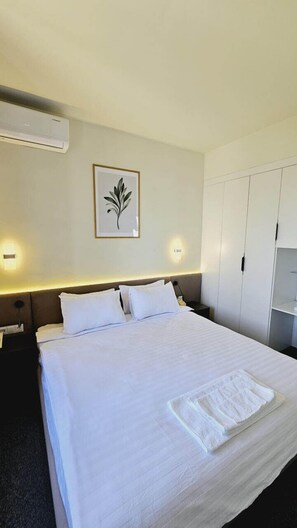 Junior Double Room | Desk, laptop workspace, soundproofing, iron/ironing board