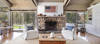 Luxury 4-BR Mountain Estate 10-min to Manchester