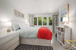5 bedrooms, iron/ironing board, WiFi, bed sheets