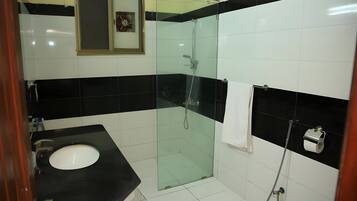 Habitació Deluxe | Bany | Dutxa, tovalloles, sabó i paper higiènic