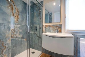 Hair dryer, bidet, towels, soap - Charming and Elegant Venetian Retreat with Rooftop Views
 (Venezia)