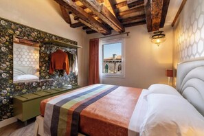 2 bedrooms, desk, iron/ironing board, free WiFi - Charming and Elegant Venetian Retreat with Rooftop Views
 (Venezia)