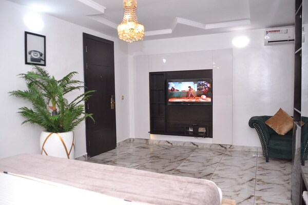 Luxury Hotel Deluxe Room - Sleeps 2 - Gym - Pool - Lagos