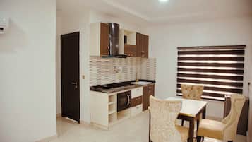 Casa | Cocina privada | Refrigerador, microondas, horno y parrilla de estufa