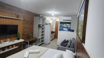Estudio, varias camas, alberca privada | Espacio para trabajar con laptop y cortinas blackout